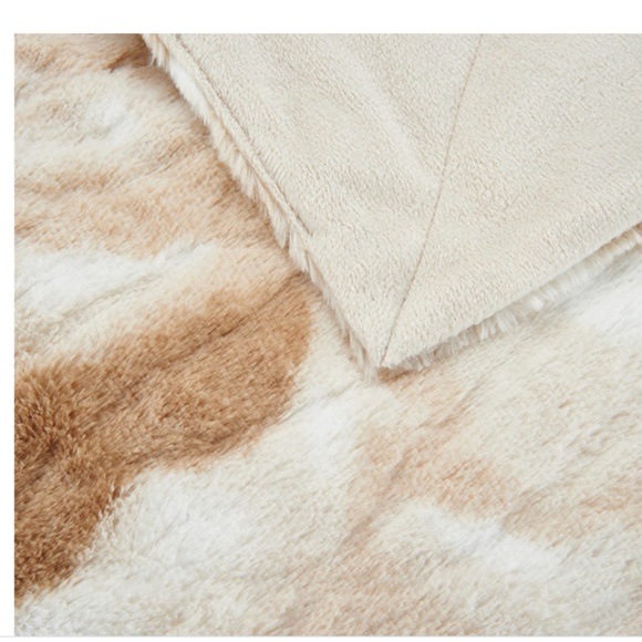 Dennis Basso Oversized 68" x 60" Camel Mink Throw - Picture 2 of 2